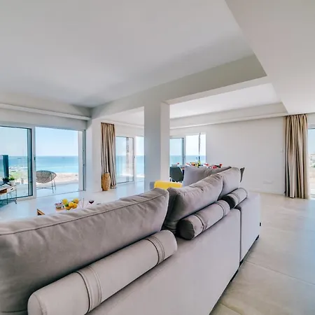 Emerald Suites Luxury Протарас