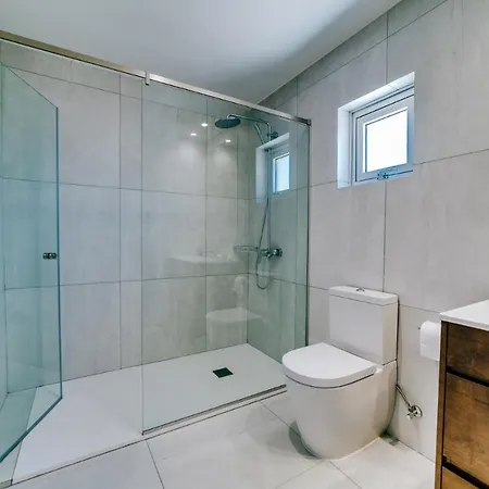 Emerald Suites Luxury Протарас