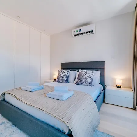 Emerald Suites Luxury Протарас